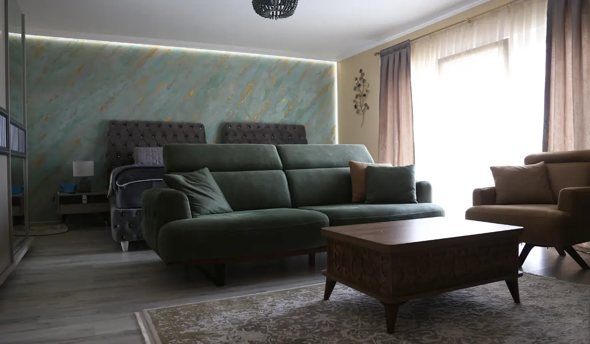 Ein modern gestaltetes Wohnzimmer mit farblich abgestimmten Wänden