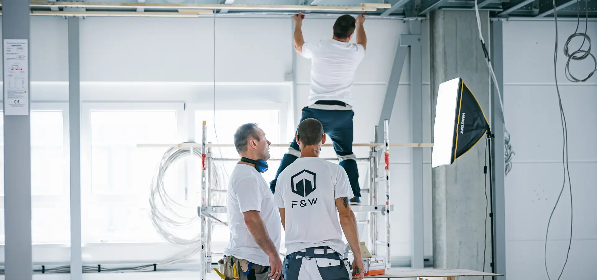 Das Team der F&W GmbH gemeinsam bei Malerarbeiten auf einer Baustelle