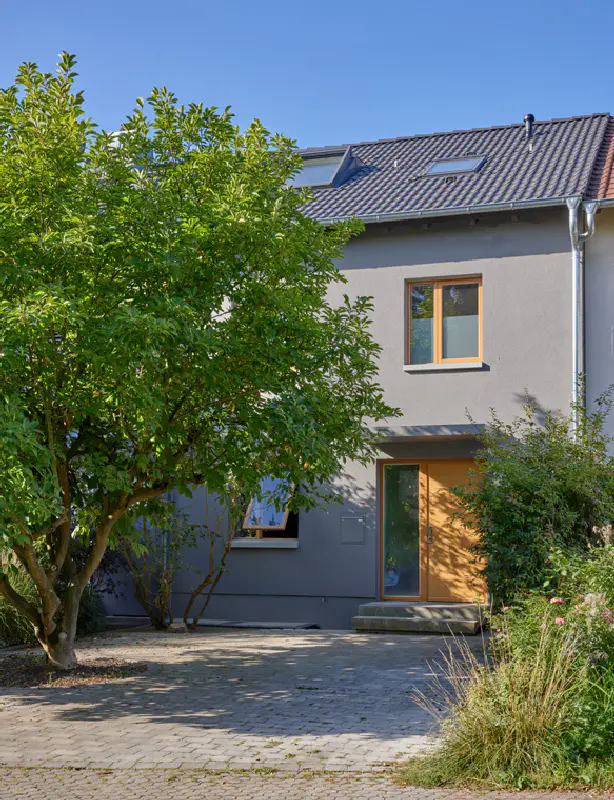 Innenausbau: Hell gestalteter Wohnraum mit hochwertigen Malerarbeiten