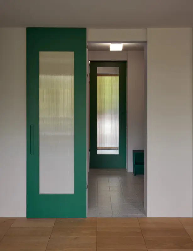 Lichtdurchfluteter Treppenaufgang mit präzisen Trockenbau-Lösungen