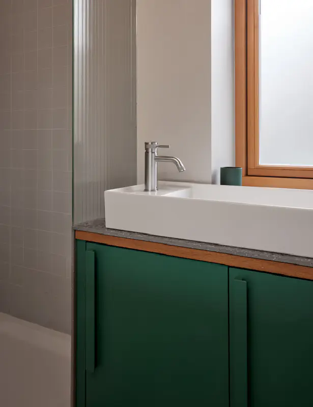 Kombination aus verschiedenen Bodenmaterialien im Wohnbereich