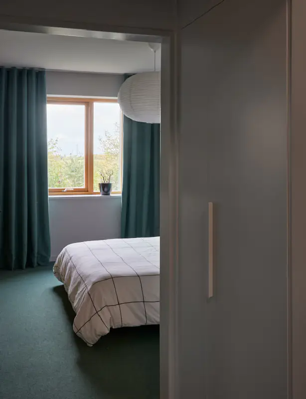 Sanierter Außenbereich und Eingang des Gebäudes