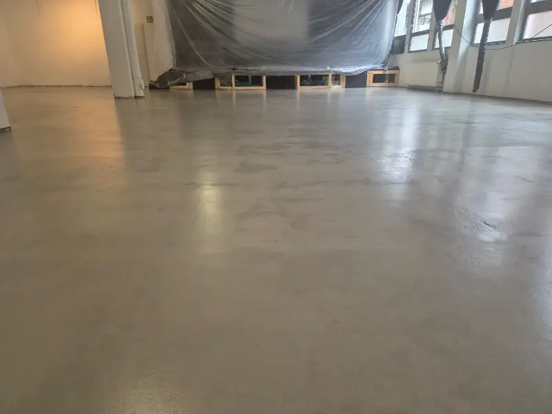 Sichtbetonoptik im Flurbereich der Gemeinde