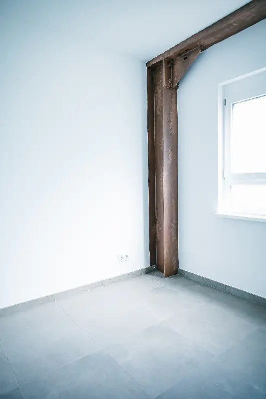 Innenansicht der Lagerhalle mit moderner Beleuchtung