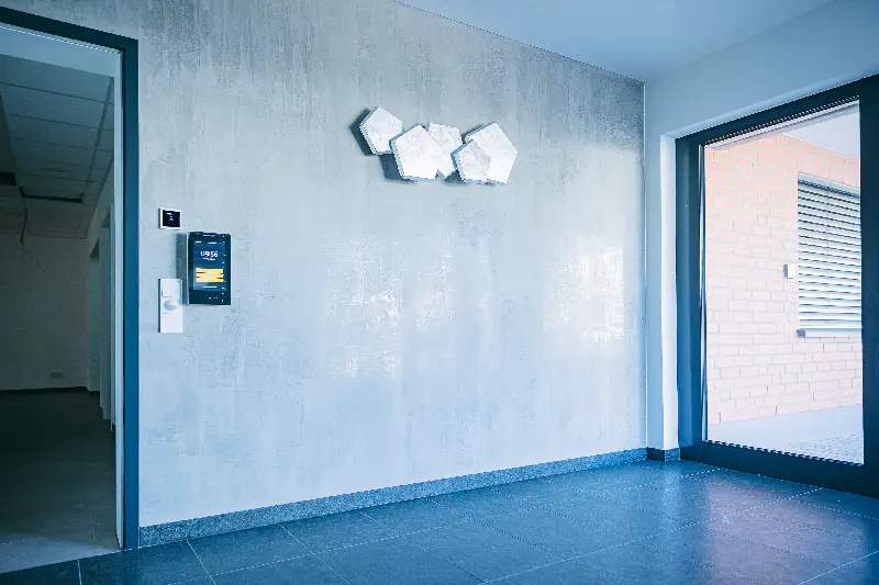 Saubere Übergänge der Industriebeschichtung an den Wänden