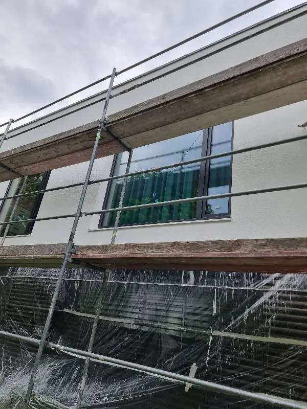 Frisch geöltes und aufbereitetes Holzwerk am Gebäude