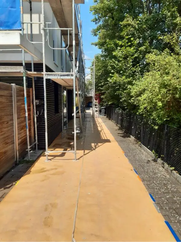 Nahaufnahme der präzisen Putz- und Kantenabschlüsse