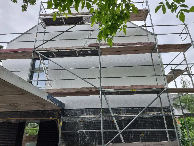 Seitenansicht der Fassade mit Farbanstrich