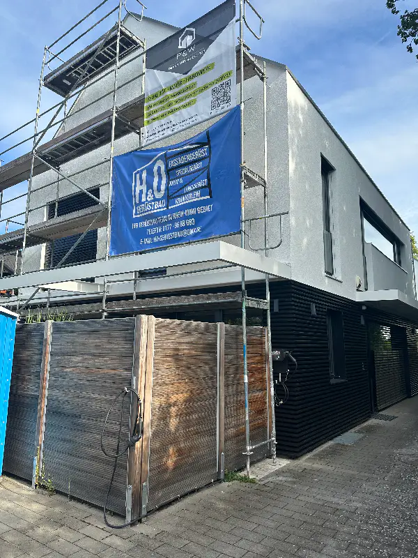 Holzelemente im Kontrast zur modernen Putzfassade