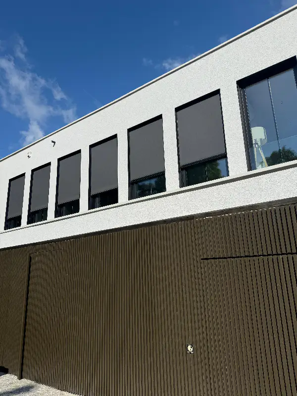 Großflächige WDVS-Installation an der Seitenfassade