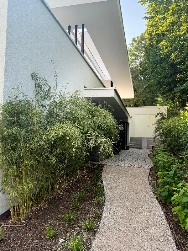 Licht und Schatten auf der neuen Fassadenoberfläche