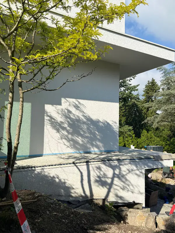 Nahaufnahme der gleichmäßigen Struktur des Außenputzes