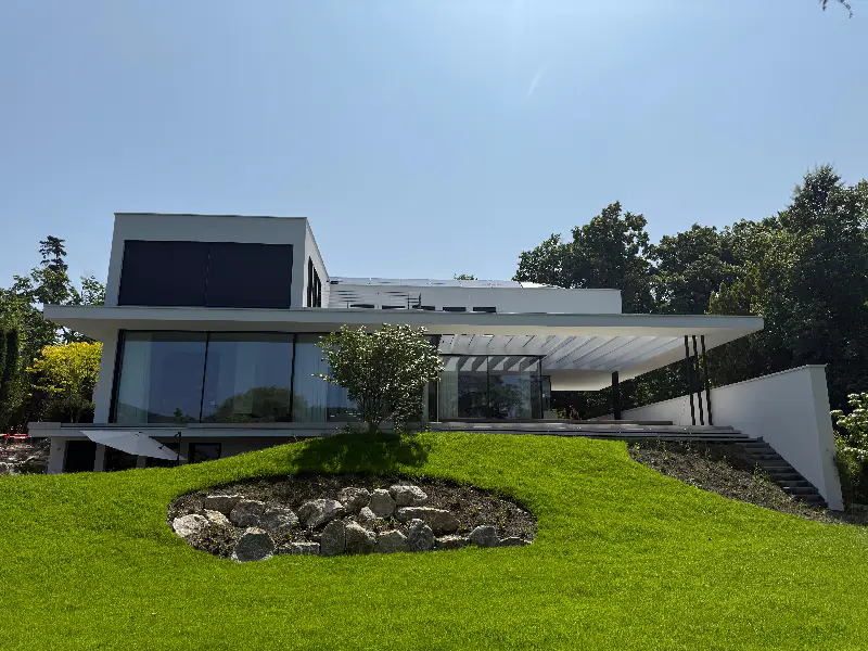 Übergang von Fassade zu Dachabschlüssen